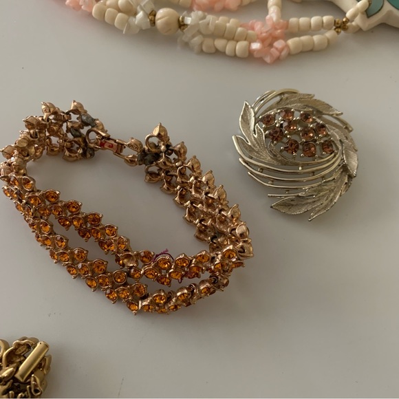 Lot of Vintage Costume Jewelry Necklace Earrings Brooch Signed & Unsigned 13 Pcs - Picture 5 of 13